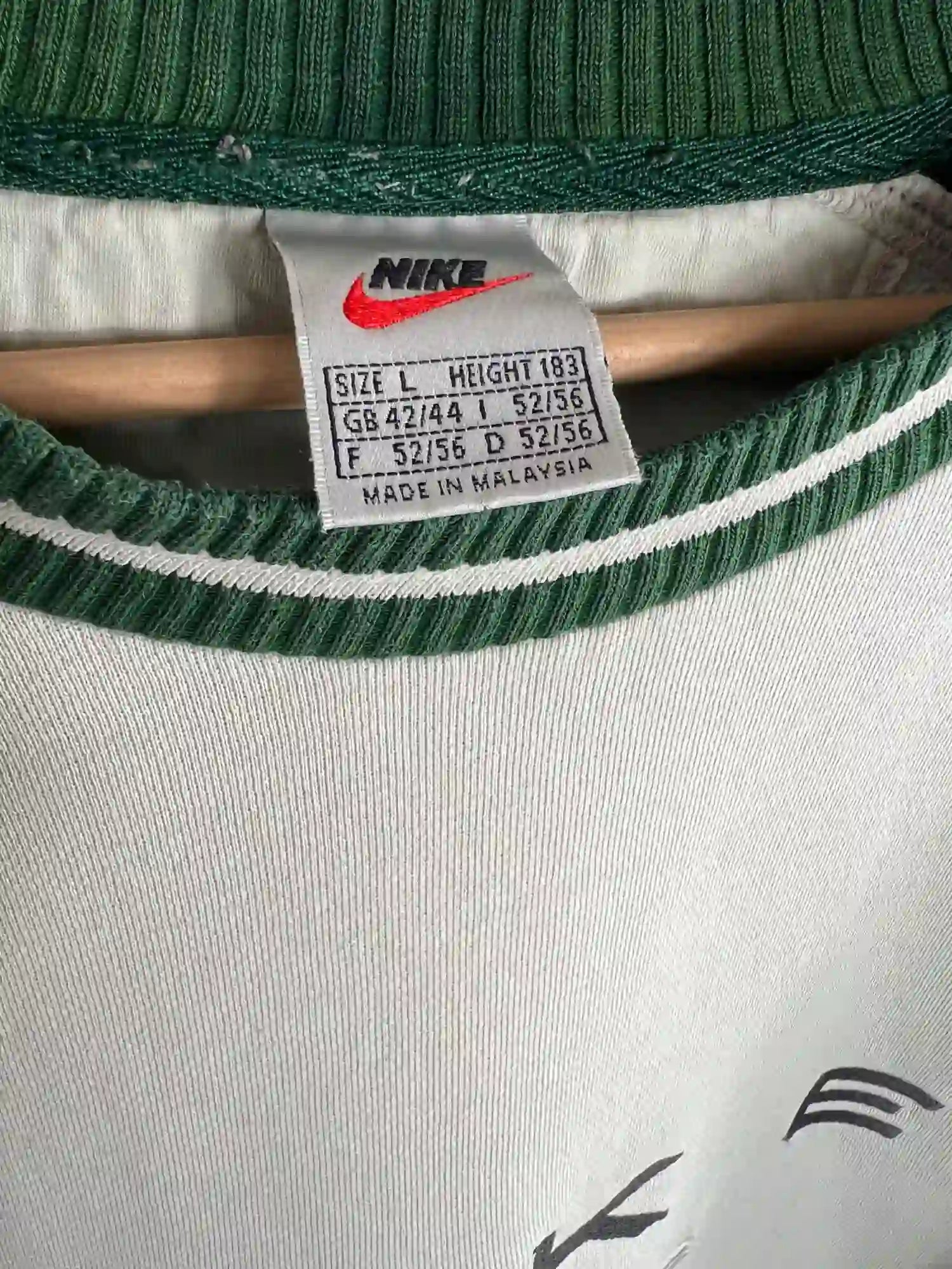 Pull Nike Vintage 90s Homme Vert et Blanc vue de etiquette nike