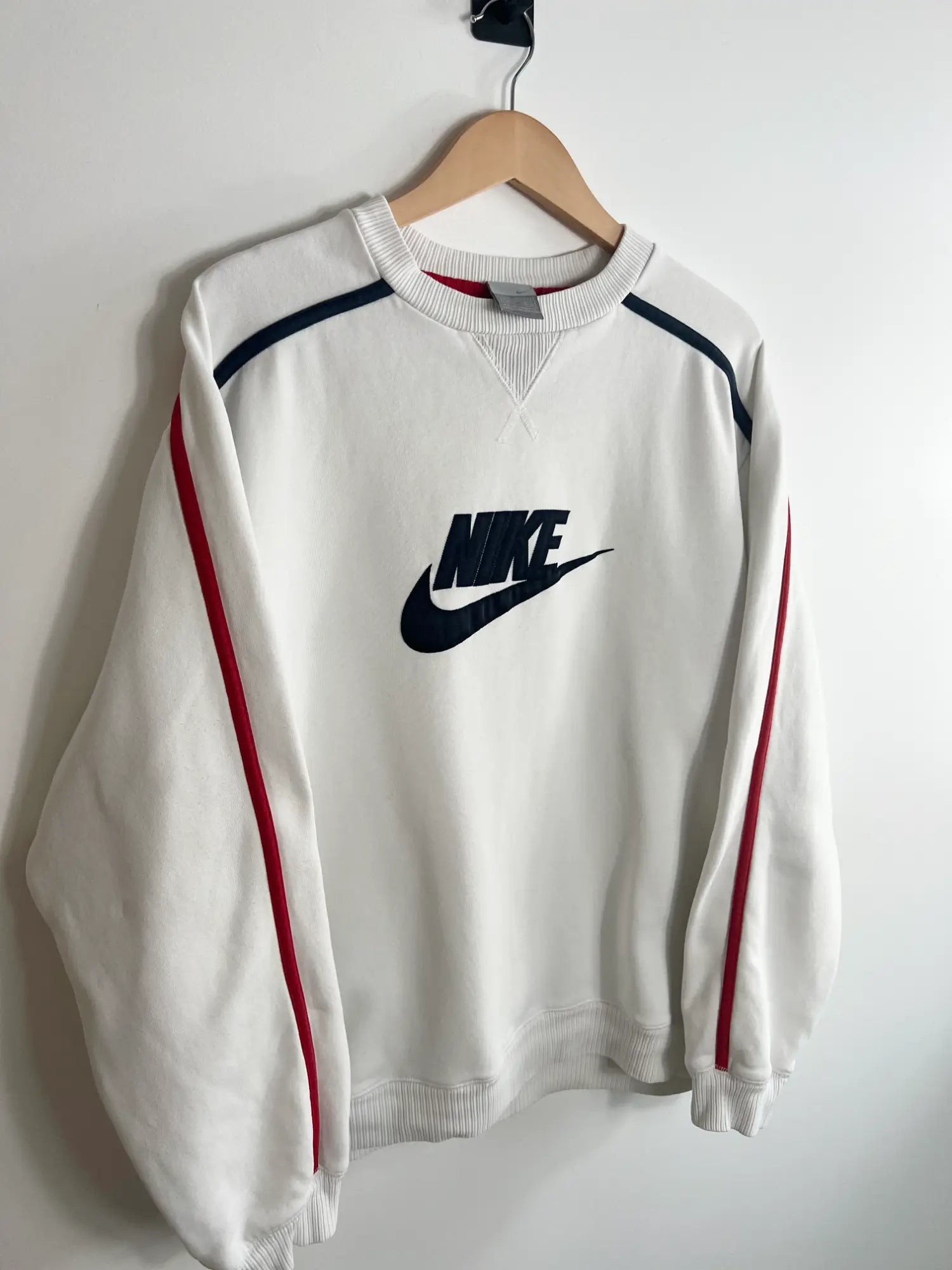 Sweat Nike Vintage 00s blanc avec logo nike noir vue de coter