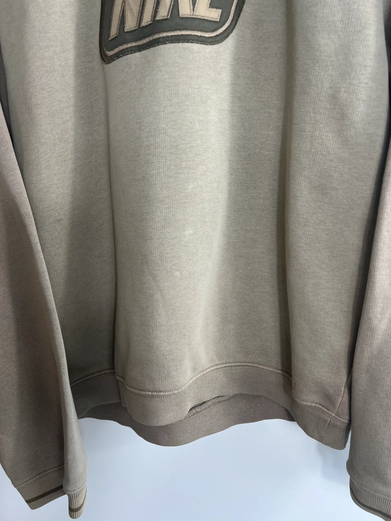 Sweat Nike Vintage 00s kaki vue de bas