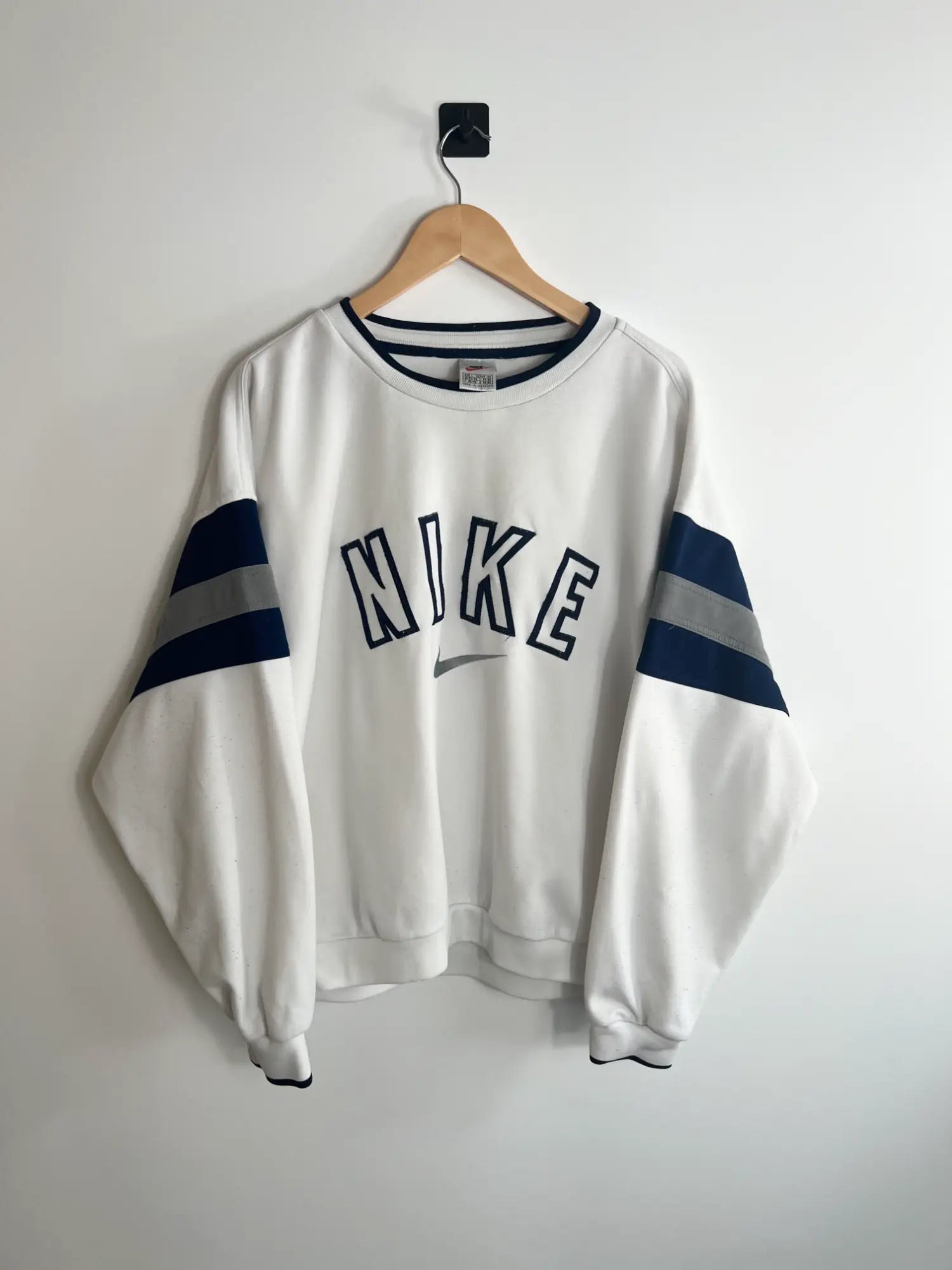 Sweat Nike Vintage 90s blanc avec logo brodé bleu vue de face